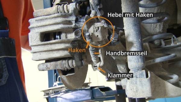 Fhrung und Befestigung des Handbremsseils am Bremssattel