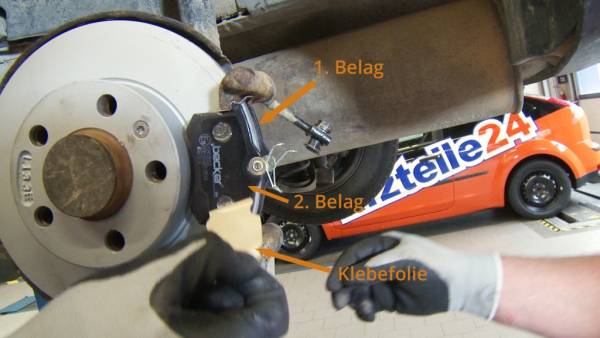 Setzen Sie die Bremsbeläge nach Auftragen der Servicepaste auf die Bleche. Einsetzen der Bremsbeläge