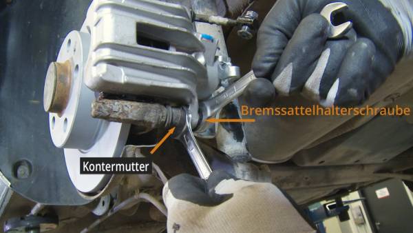 Nach Reinigung der Führungsbolzen wird der Sattel wieder am Halter verschraubt. Befestigung des Bremssattels