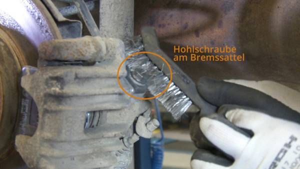 Die Hohlschraube wird gründlich von Rost befreit. Reinigung Hohlschraube an Bremsleitung
