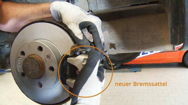 Beim Aufsetzen des Bremssattels müssen sich die Halteklammern der Bremsbeläge am Sattel abstützen. neuer Bremssattel für VW Golf 4
