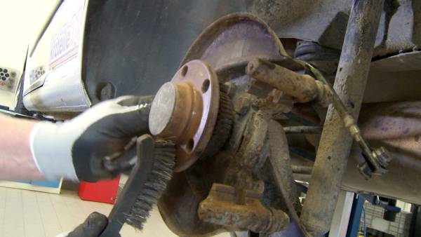 Auch die Auflagefläche der Bremsscheibe muss gereinigt werden. Reinigung der Radnabe