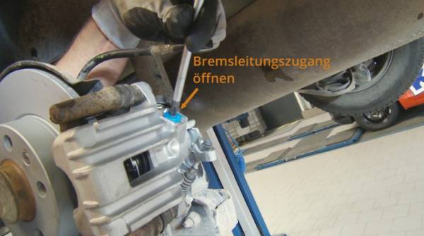 Der Stopfen für die Hohlschraube wird entfernt. Die Dichtung ist für die Hohlschraube vorgesehen. Verschlussstopfen am Bremssattel öffnen
