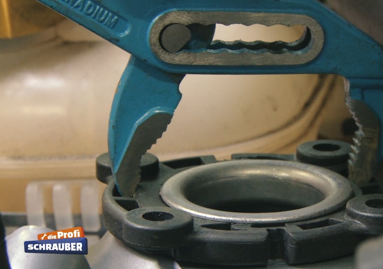 Mit einer Wasserpumpenzange kann der Haltering vorsichtig zusammengedrückt werden. Wasserpumpenzange