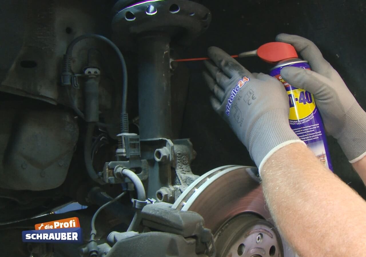 Mit Rostlöser und Kriechöl können Sie hartnäckige Schraubverbindungen vorbehandeln. WD-40 Rostlöser