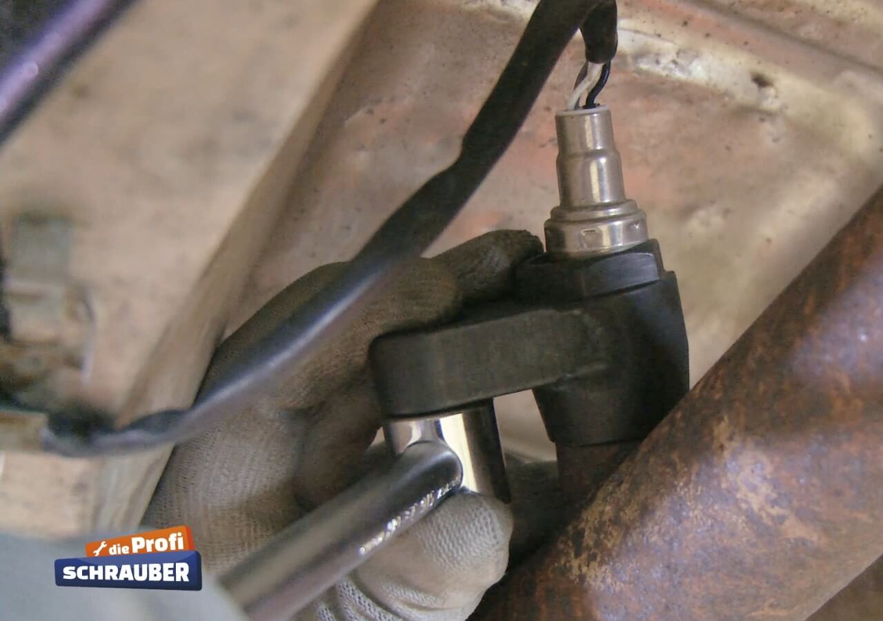 Die spezielle Schraubnuss ist hinten offen und kann daher auf die Sonde gesetzt werden, ohne das Kabel beschädigen zu müssen. Spezialnuss zum Rausschrauben der Lambdasonde