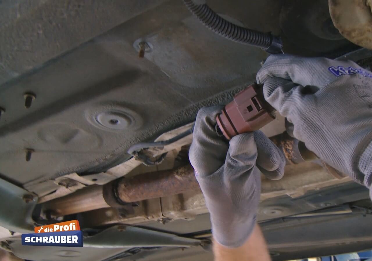 Der typische VW-Stecker wird einfach entriegelt und abgezogen. Stecker der Lambdasonde