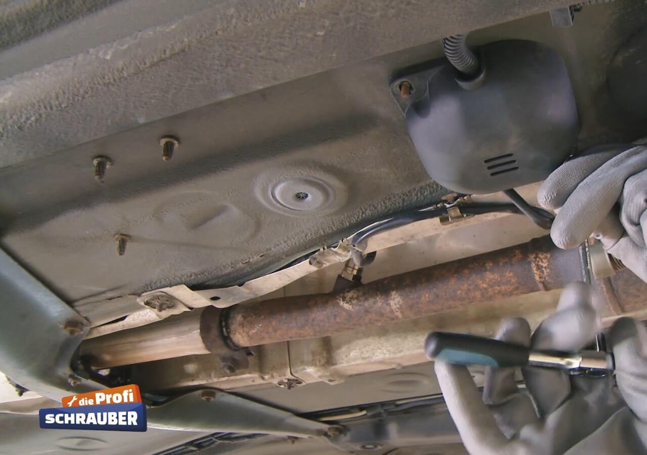 Die Schutzkappe wird nun wieder montiert. Schutzkappe des Lambdasondensteckers