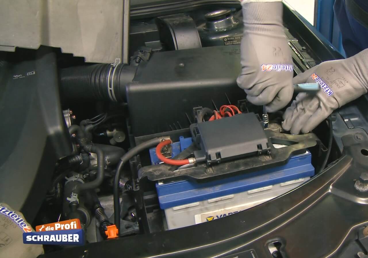Klemmen Sie die Batterie durch Entfernen des Minuskabels ab. Batterie abklemmen