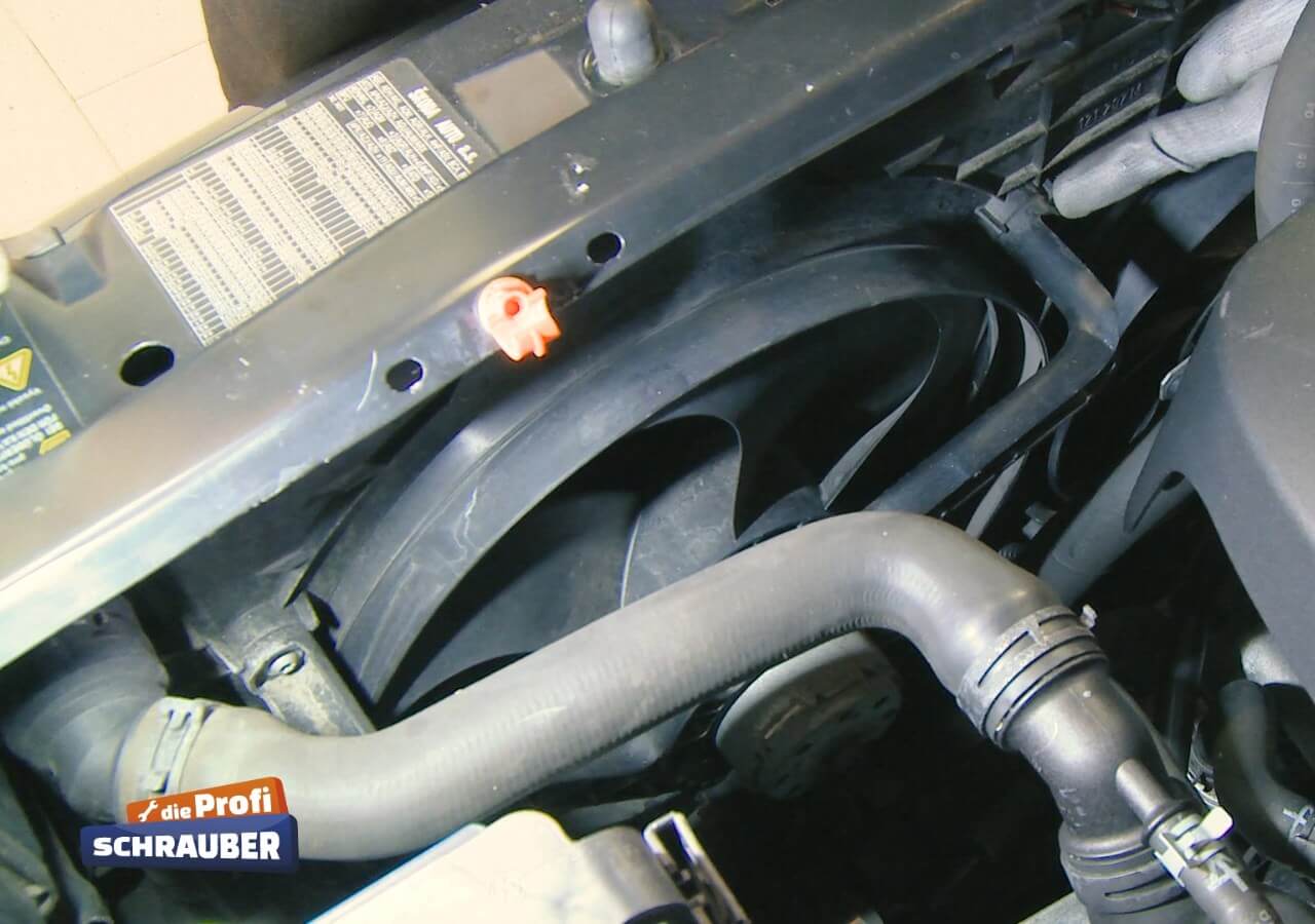 Zwei Schrauben erreicht man gut von oben. Lüftermotor Halteschraube