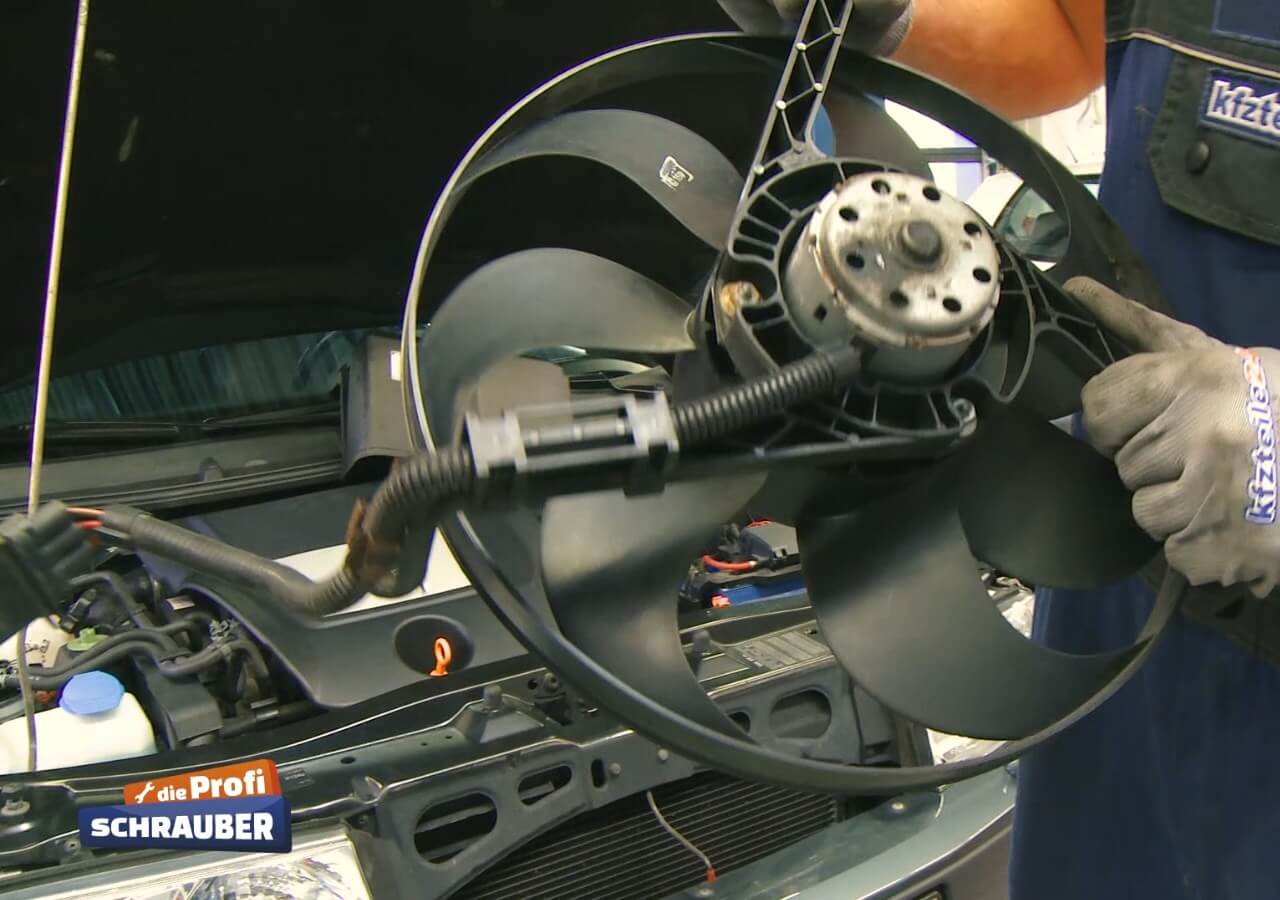 Der Kühlerlüfter samt Motor wird nach oben entnommen. Kühlerlüfter entfernen