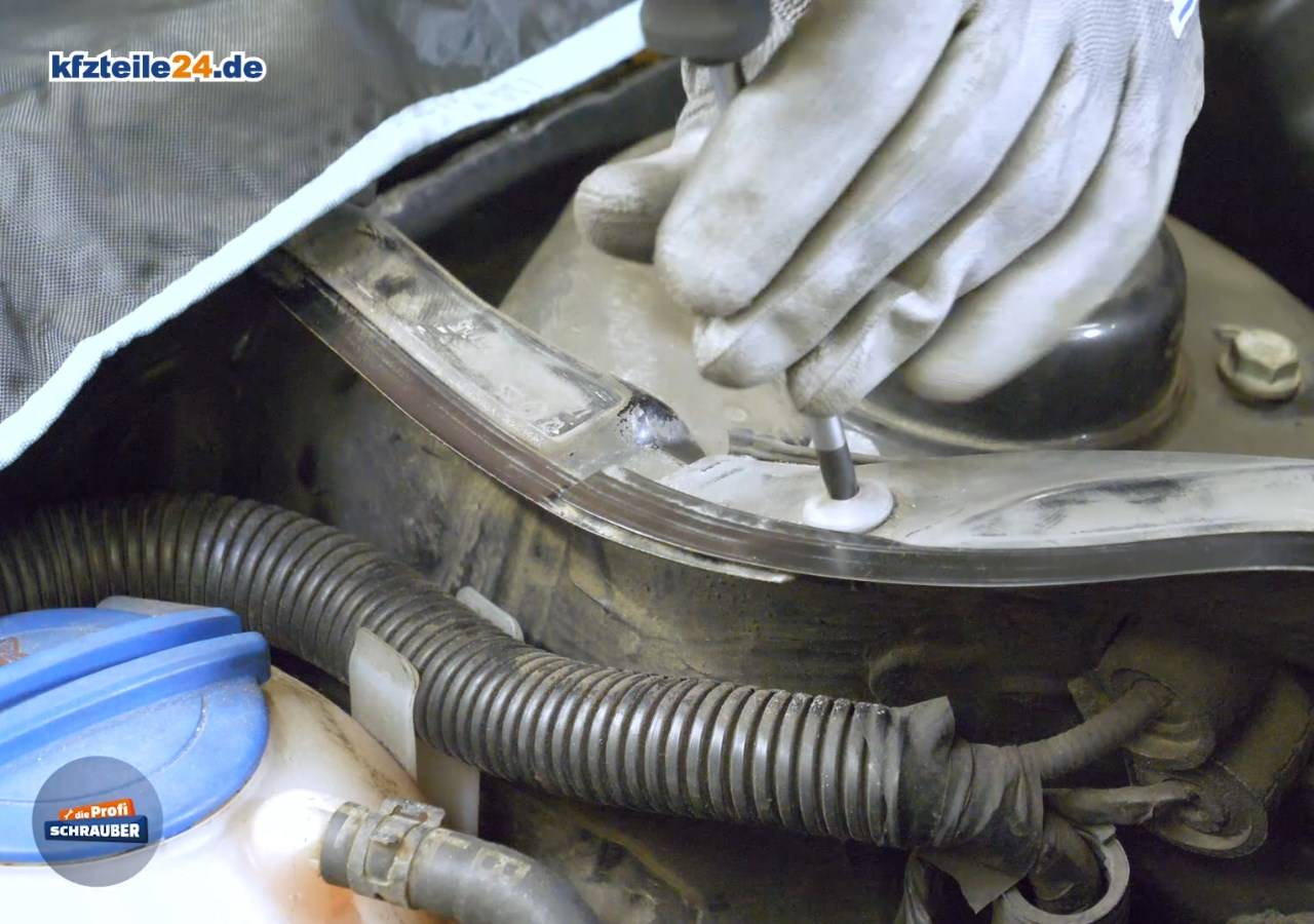 Lösen Sie den Spritzwasserschutz, klippen Sie die Kabel aus den Haltern und entfernen Sie das Blech. Spritzwasserschutz Motorraum