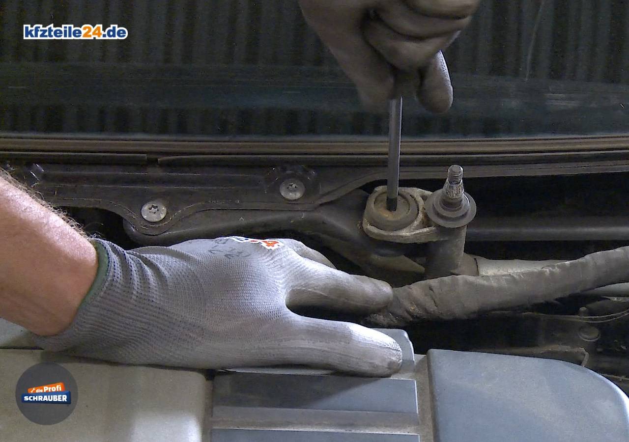 Das Scheibenwischergestänge ist an zwei Punkten mit Torx-Schrauben gesichert. Torx-Schraube Scheibenwischergestänge