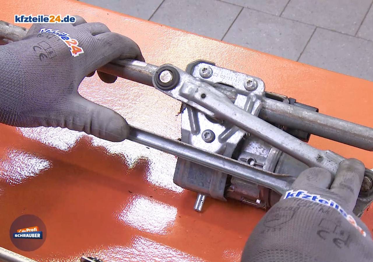 Die Antriebsmechanik besteht aus zwei Verbindungsstangen, die in Nullstellung übereinander liegen. Nullstellung Scheibenwischergestänge