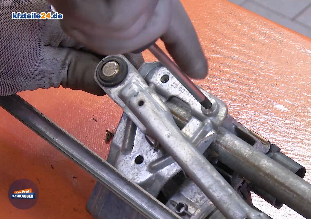 Schrauben Sie die Halteplatte des Scheibenwischermotors ab. Halteplatte Scheibenwischermotor