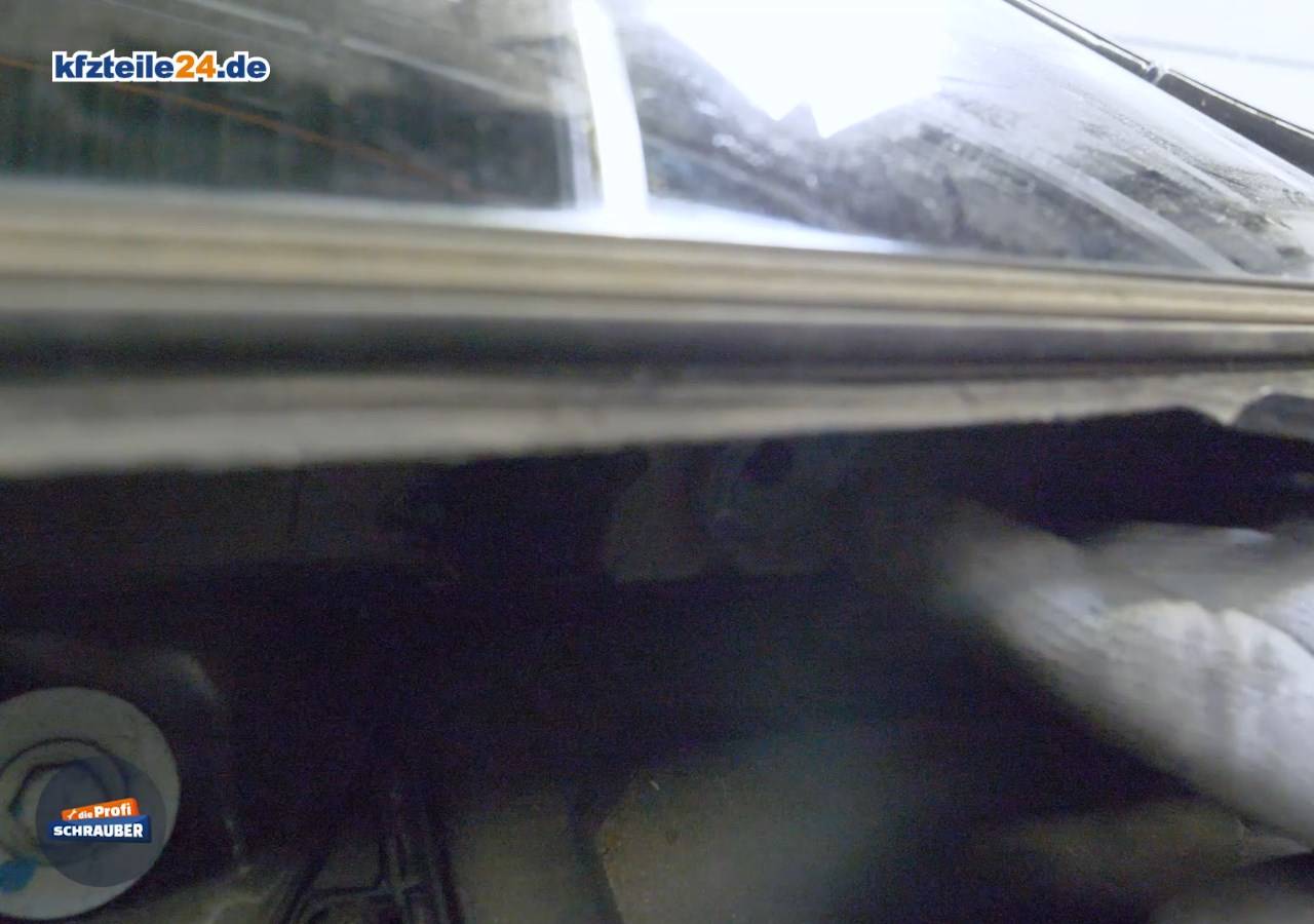 Die Halteplatte des Wischermotors besitzt einen Führungszapfen, der in die entsprechende Buchse muss. Führungsbuchse Scheibenwischermotor