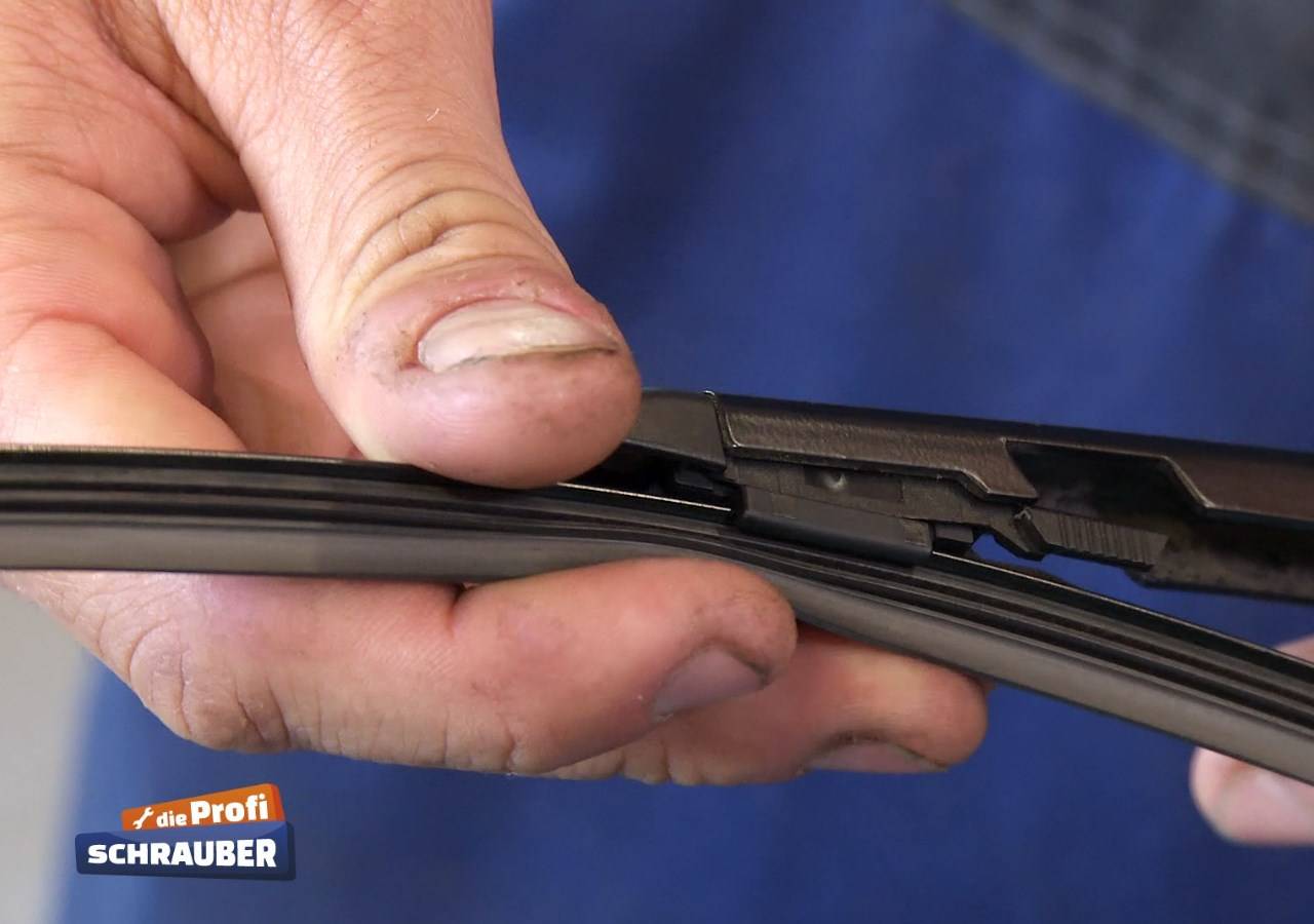 Die Befestigungsmechanik der Wischerblätter ist bei den meisten Autos ähnlich. Wischerblatt hinten