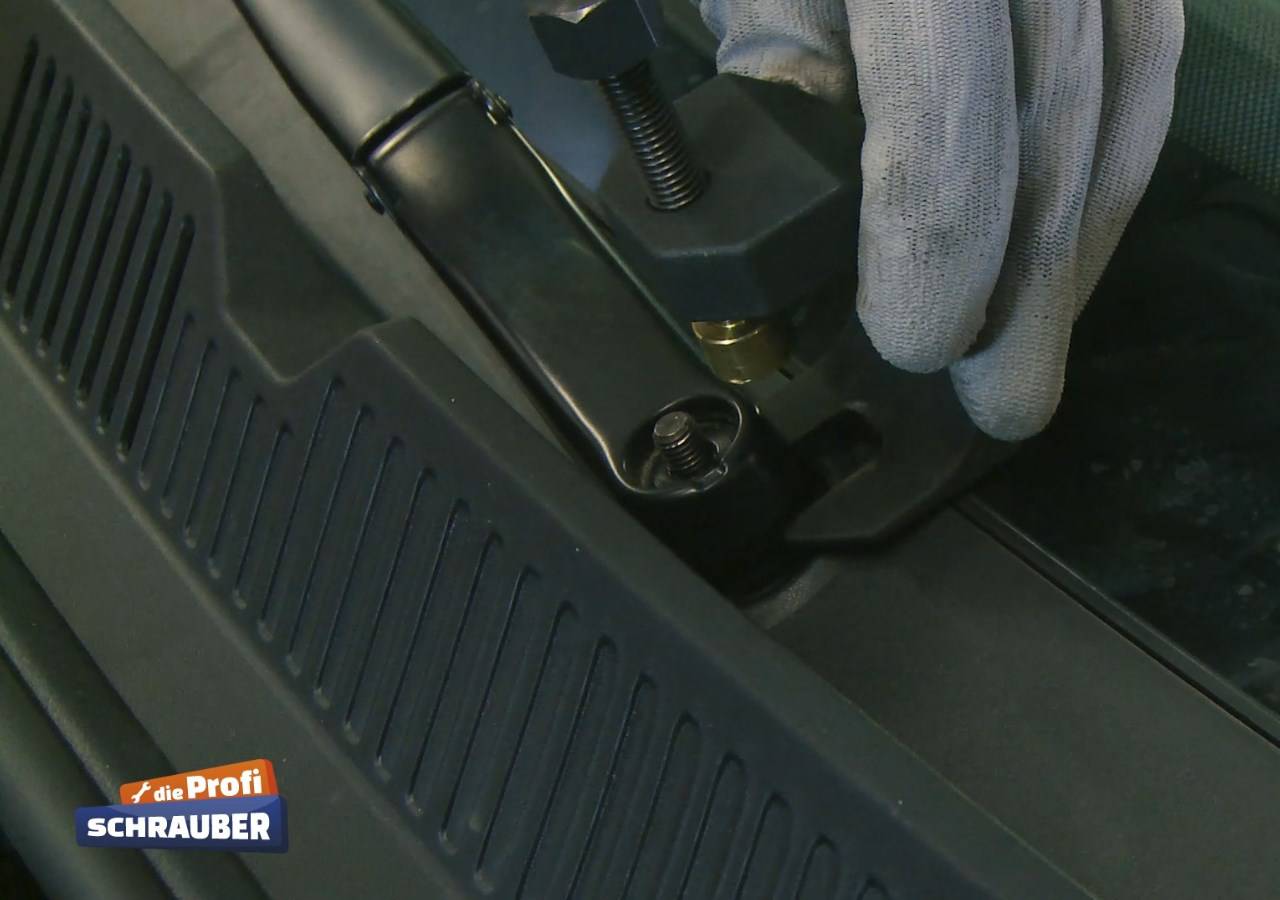 Mit einem Abzieher wird der Wischeram vorsichtig gelöst. Abzieher Scheibenwischer