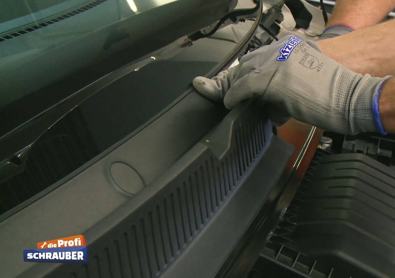 Bei der Demontage des Windlaufs ist Vorsicht geboten, damit die Scheibe nicht reißt. Windlauf abziehen