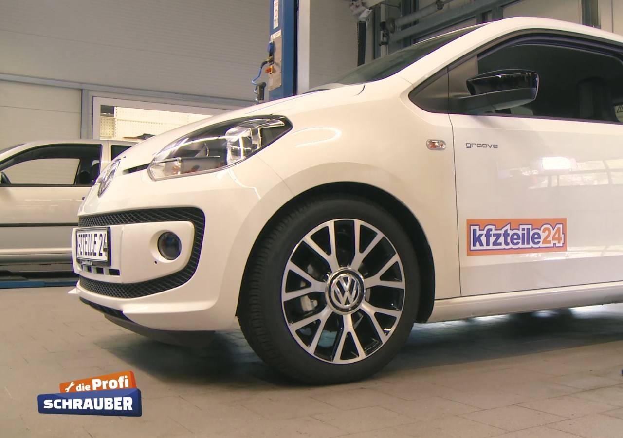 Tieferlegungsfedern sind vergleichsweise günstig, aber ein Sportfahrwerk lässt sich besser abstimmen. Tieferlegung mit Sportfedern