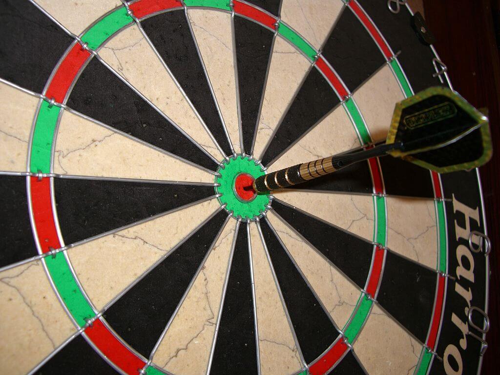 ein Dartboard mit steckendem Steeldart