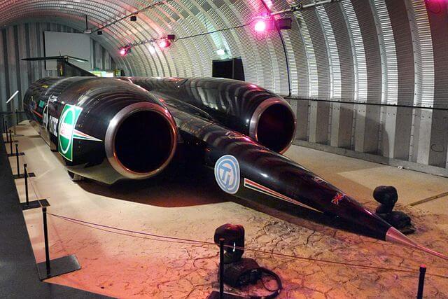 Der ThrustSSC knackte mit 110.000 PS schlielich 1997 die Schallmauer an Land.