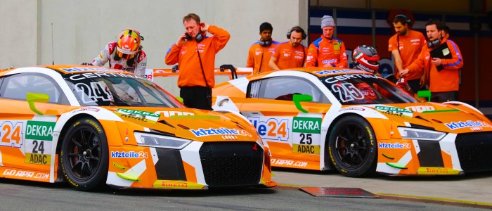 Beim Boxenstopp wechseln sich die Fahrer ab. Boxengasse der ADAC GT Masters