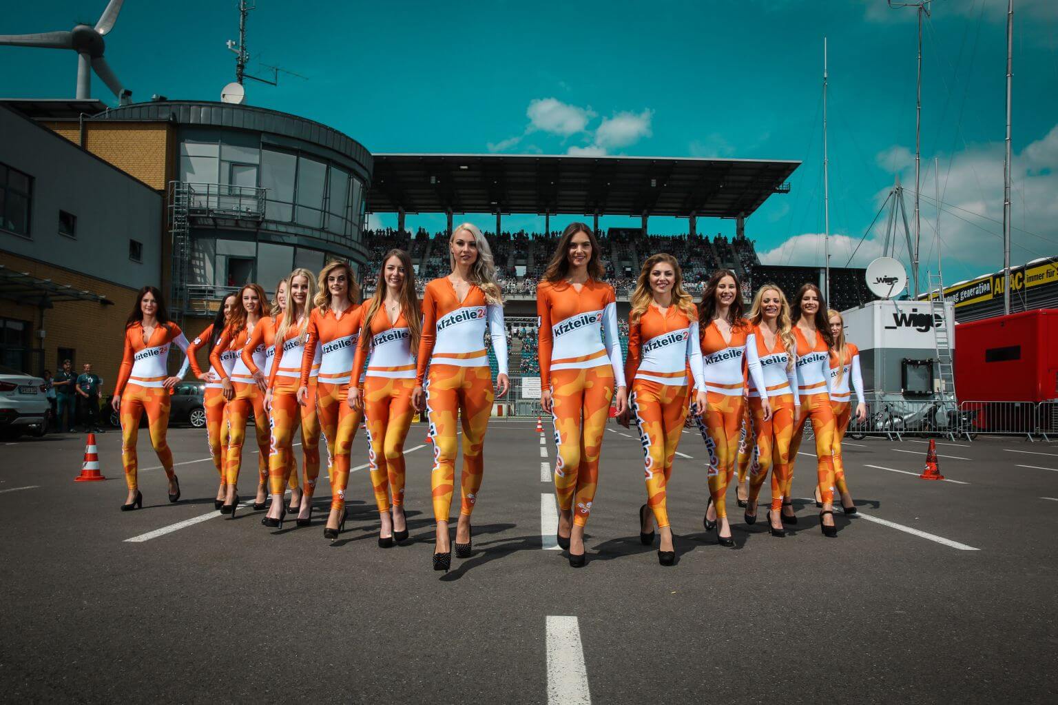 kfzteile24 Grid Girls in der Boxengasse