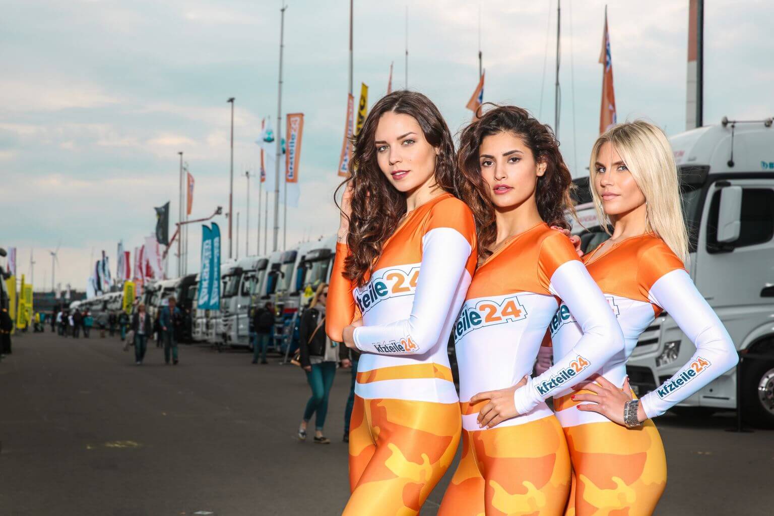 posierende Grid Girls bei der ADAC GT Masters