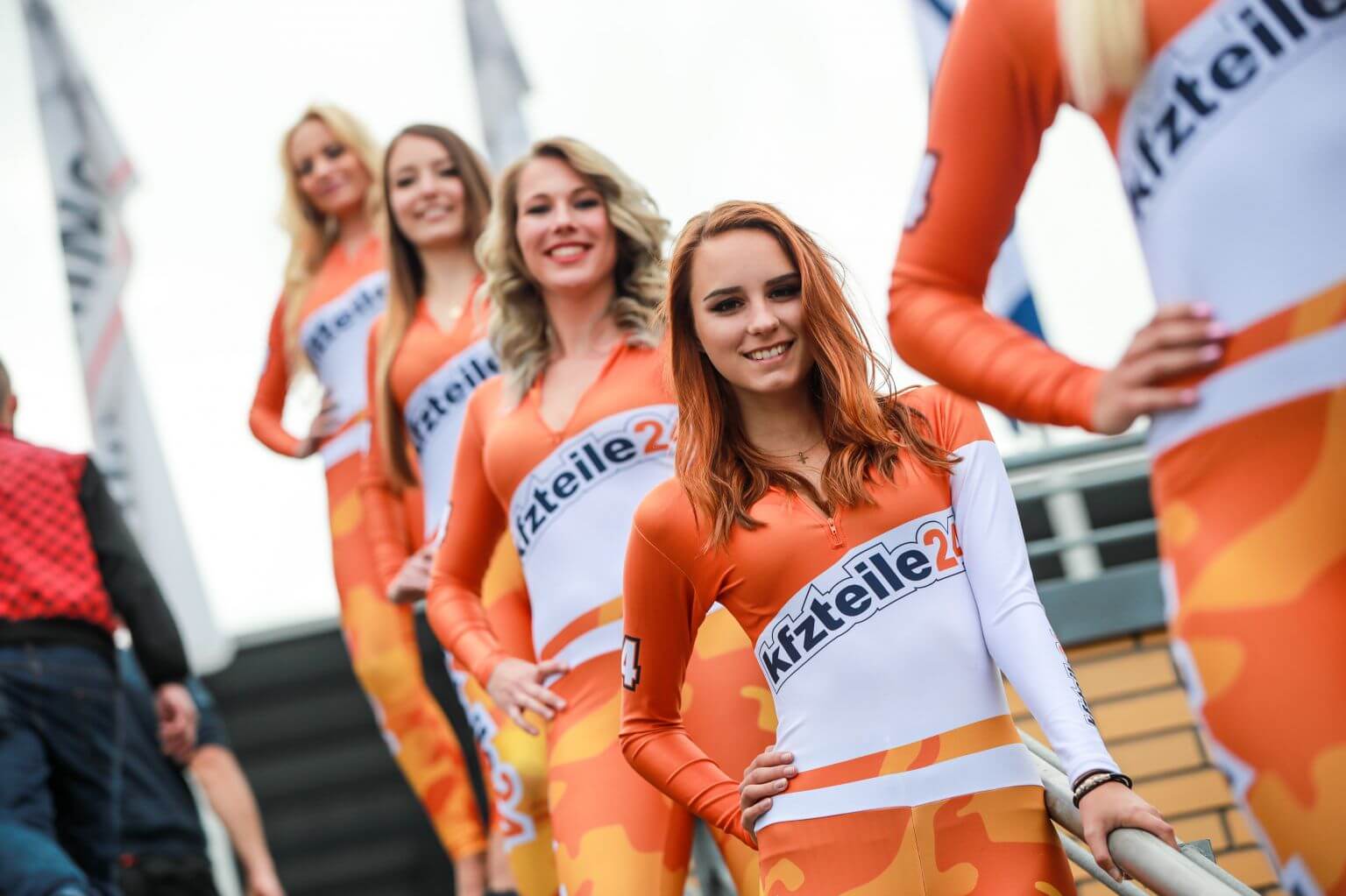 kfzteile24 Grid Girls auf der Tribne