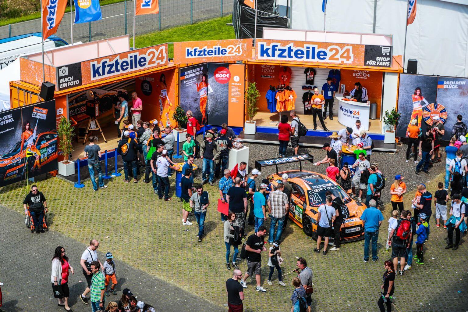 kfzteile24 Stand - Gewinnspiele, Fashion und Fotos mit Grid Girls machen