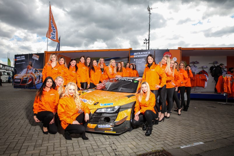 Die kfzteile24 Grid Girls waren ein echter Hingucker. kfzteile24 Grid Girls neben Audi R8 LMS
