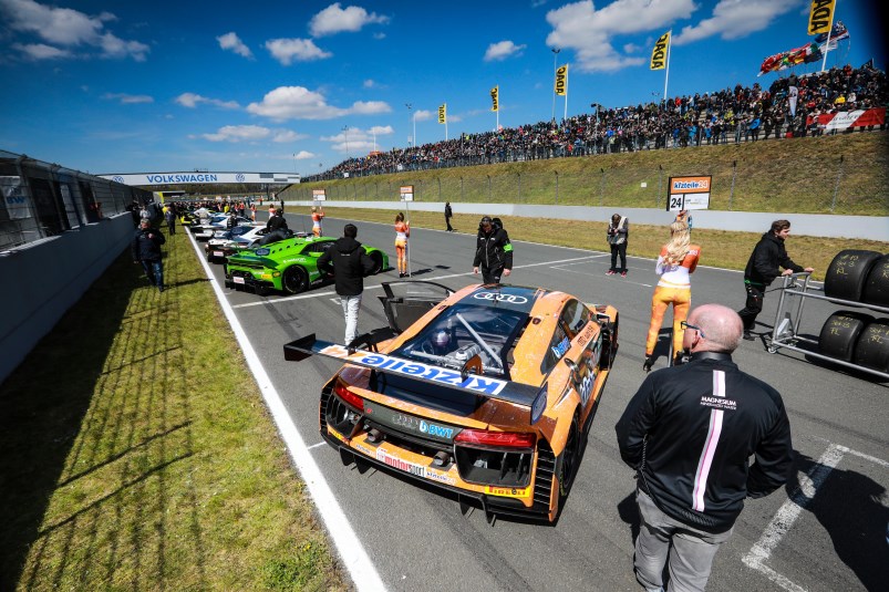 Die Zuschauer fiebern dem Start des Rennens entgegen. Oschersleben - Warten auf das Rennen