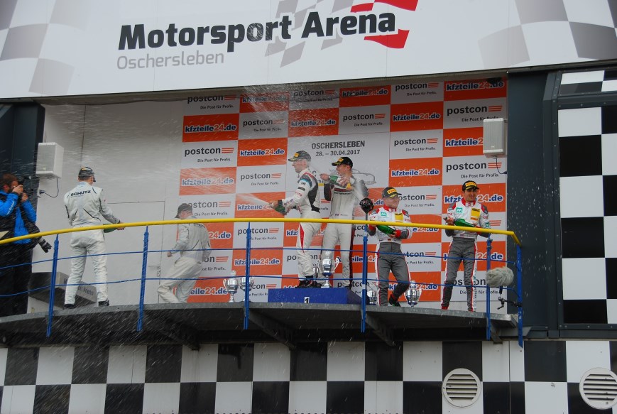 Wer zu nahe dran stand, hat eine Champagner-Dusche abbekommen. Herzlichen Glückwunsch! Siegerehrung ADAC GT Masters Oschersleben 2017