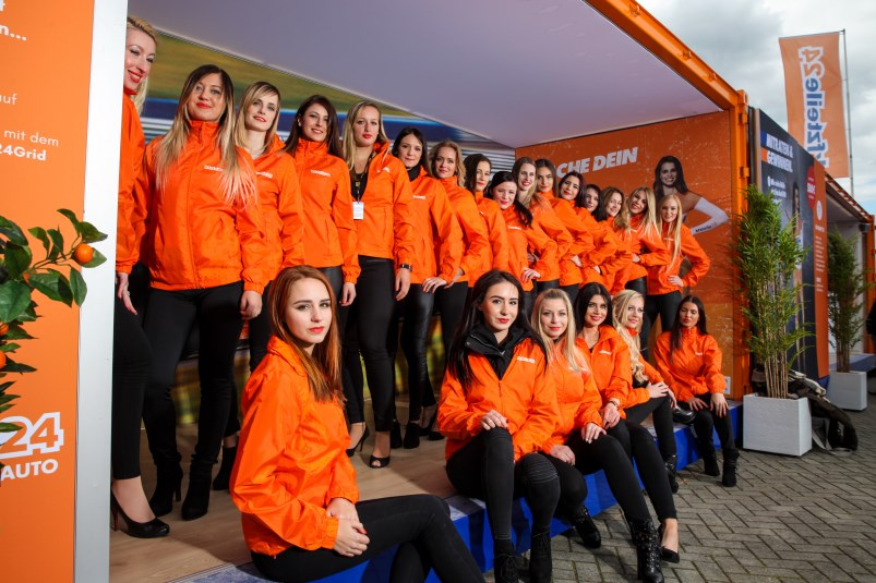 Sie können sich an unserem Container ebenfalls mit den Schönheiten ablichten lassen. kfzteile24 Grid Girls im kfzteile24 Container