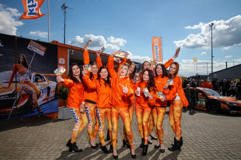 Am Ende ließ die Sonne sich doch noch blicken. Ein schöner Abschluss. kfzteile24 Grid Girls Abschlussfoto