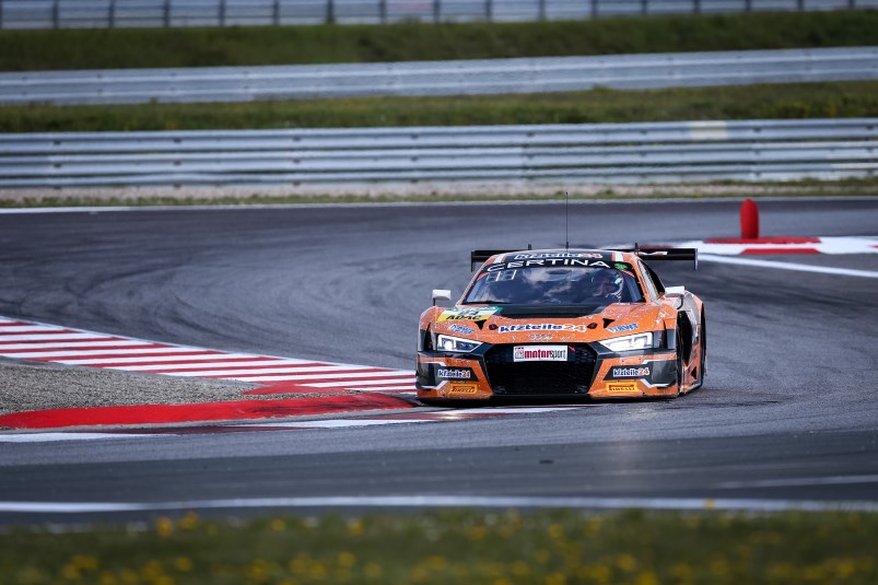 Im Training machen sich die Fahrer mit der Strecke vertraut. Freies Training Oschersleben - Audi R8 LMS