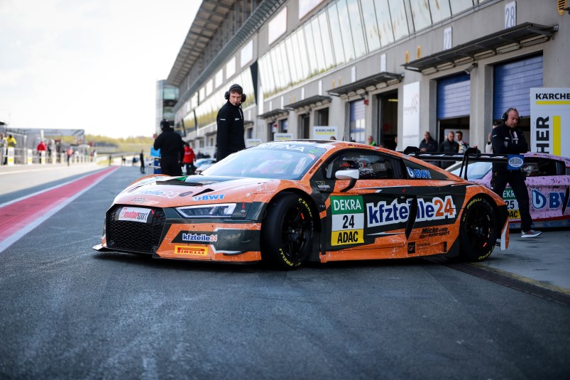 Das Cockpit teilen sich Filip Salaquarda und Markus Winkelhock. kfzteile24 Audi von Mücke Motorsport