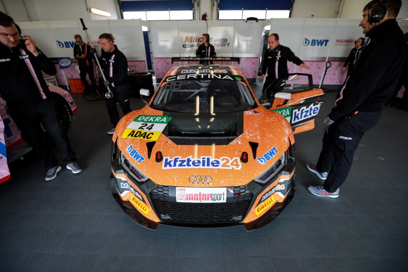 In der Boxengasse wird der kfzteile24 Audi R8 LMS akribisch vorbereitet. kfzteile24 Audi R8 LMS in der Boxengasse