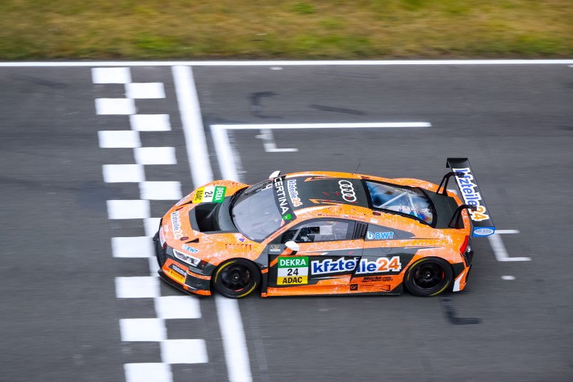 Auf der Strecke ist der GT3-Flitzer in seinem Element. kfzteile24 Audi R8 LMS im markanten Orange