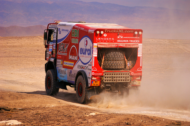 Lkw nehmen entweder an der Rallye teil oder unterstützen außerhalb der Konkurrenz andere Fahrzeuge. Truck bei der Dakar 2013