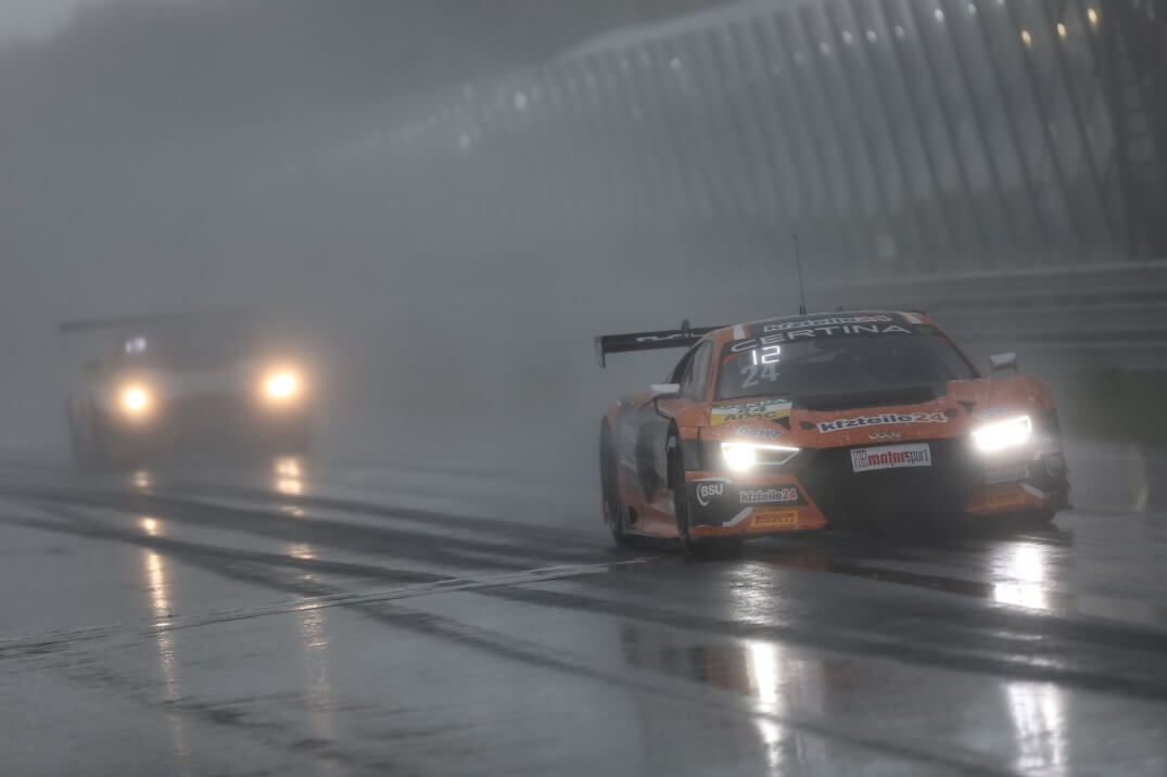 Die Gischt des Vordermanns nahm allen nachfolgenden Fahrern die Sicht. kfzteile24 Mücke Motorsport Audi Zandvoort 2017