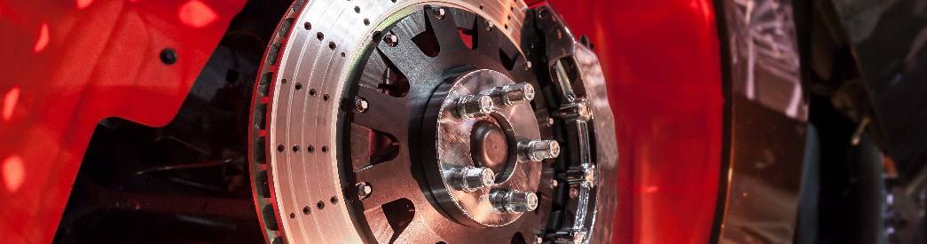 Belüftete Bremsscheiben kommen vor allem bei schnellen und schweren Wagen zum Einsatz. gelochte, innenbelüftete Bremsscheibe