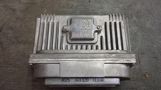 Steuergeräte interpretieren Sensordaten regulieren über Aktoren Steuerglieder wie z.B. die Drosselklappe. ECM eines 1996 Chevrolet Beretta