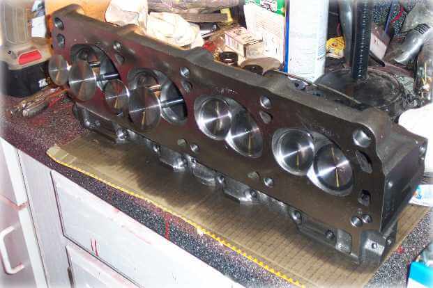 Dieser Zylinderkopf stammt von einem Ford Windsor V8. Zylinderkopf
