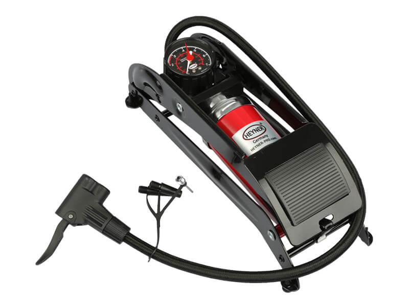 Der Luftdruck der Autoreifen kann an jeder Tankstelle geprüft werden. Es gibt aber auch portable Luftpumpen. portable Luftpumpe für Autoreifen