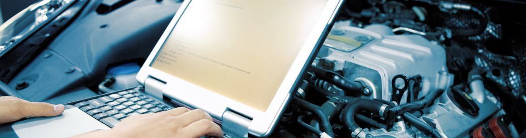 Im Fehlerspeicher des Steuergerätes werden die OBD2-Fehlercodes hinterlegt. Fehlerspeicher mit Laptop auslesen