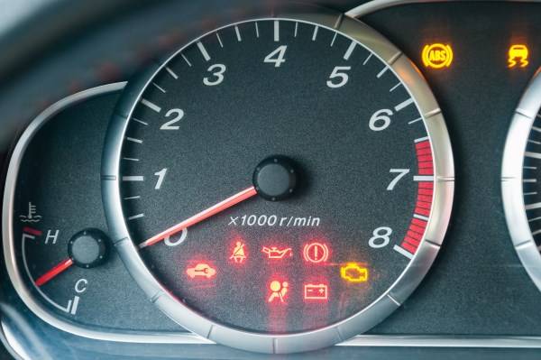 Warnleuchten informieren den Fahrer über eventuelle Probleme. Warnleuchten im Auto
