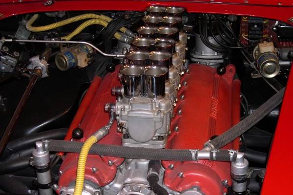 sechs Doppelvergaser an einem Ferrari-Motor
