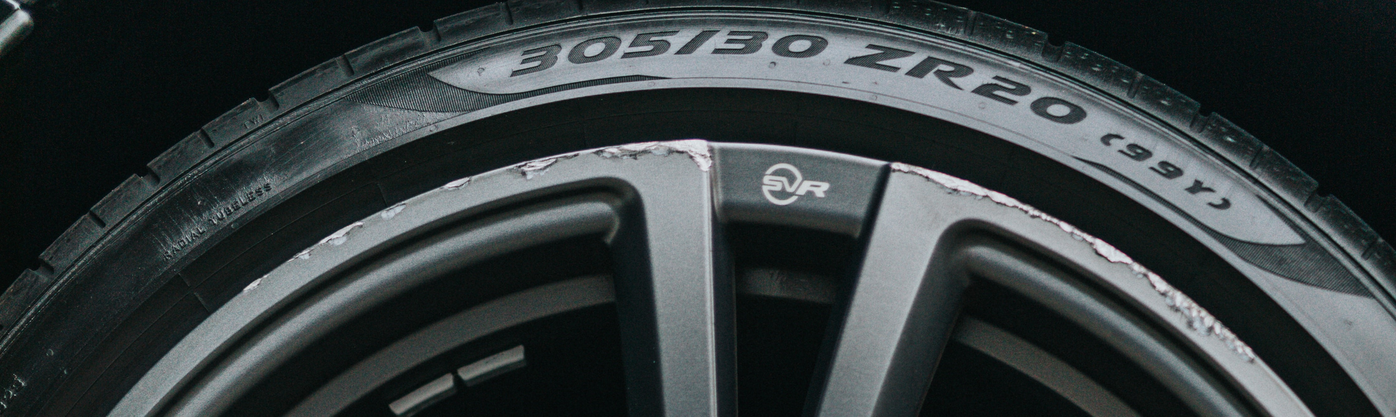 Der Lastindex, Geschwindigkeitsindex und die Reifengre auf einem Jaguar Reifen